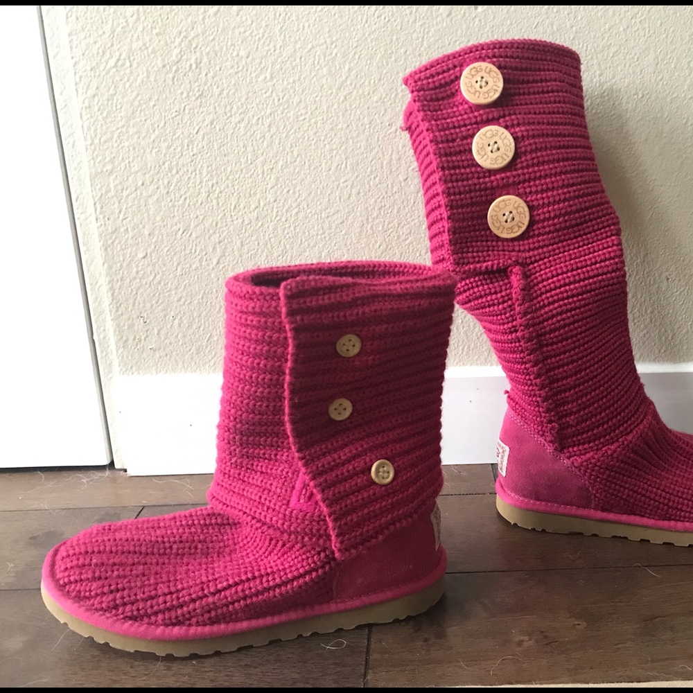 LIKE-NEW SIZE 6 KNITTED PINK BUTTON UGGS